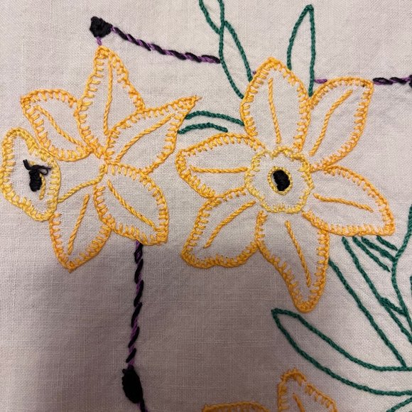 Vintage Hand Embroidered Tablcloth Daffodils - Picture 3 of 5